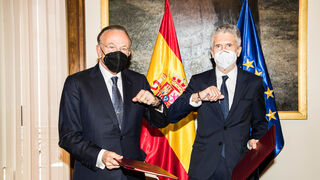 El ministro del Interior, Fernando Grande-Marlaska, y el presidente de la Fundación ”la Caixa”, Isidro Fainé, minutos antes de empezar el acto para impulsar Reincorpora