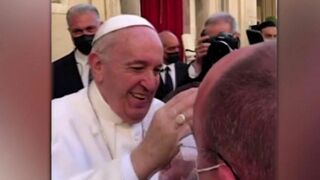 El papa saluda al sacerdote Joao Paulo Souto.