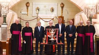 El Atlético de Madrid ofrece su trofeo a la Virgen de la Almudena