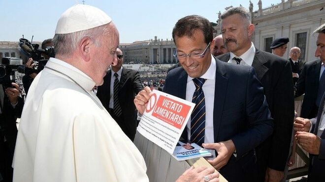El papa Francisco y Salvo Noe, con el libro 'Prohibido quejarse'.