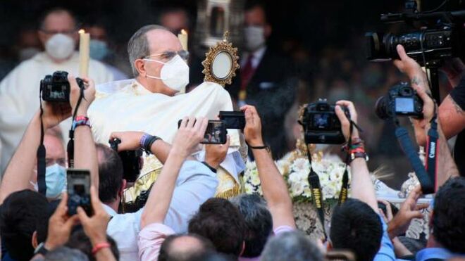 Asenjo se despide de Sevilla en el Corpus, agradeciendo a los fieles "haberles servido durante doce largos años"