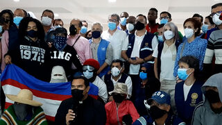 El P. Dagoberto Cárdenas lee acuerdo entre la alcaldía y los manifestantes