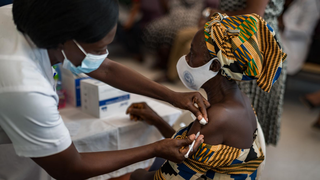 Por un acceso justo y universal a las vacunas