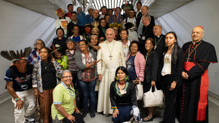Papa Francisco con los indígenas en el Sínodo