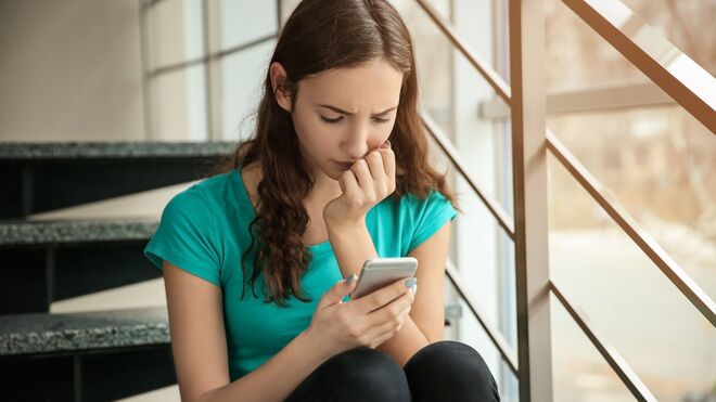 Un tercio de los jóvenes españoles manifiestan signos de falta de control en el uso del móvil.