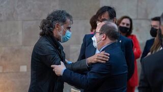 El abrazo de Jordi Cuixart y Miquel Iceta (y los indultos): "Ni odio ni rencor"