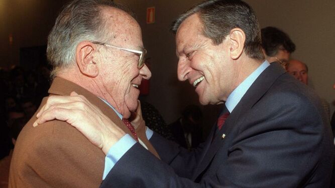 El abrazo de Suárez y Carrillo