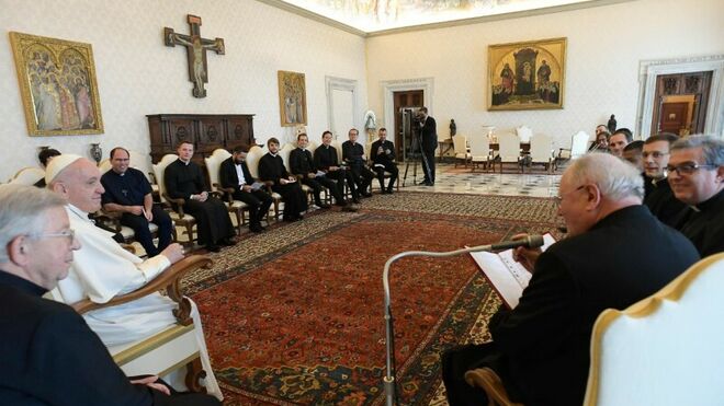 Francisco, contra los sacerdotes "superhombres" y "el chismorreo" de los "curas solterones"