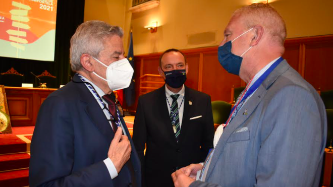 El presidente del Patronato de la FICRT, Alfred G. Kavanagh conversando con el presidente y el presidente de la Academia Xacobea, Xesús Palmou Lorenzo