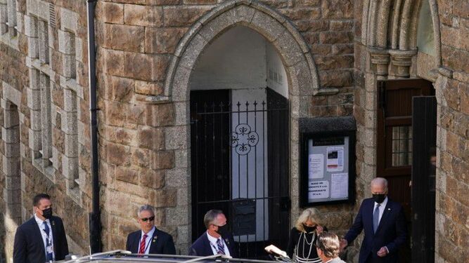 Joe Biden y su esposa, a la salida de misa