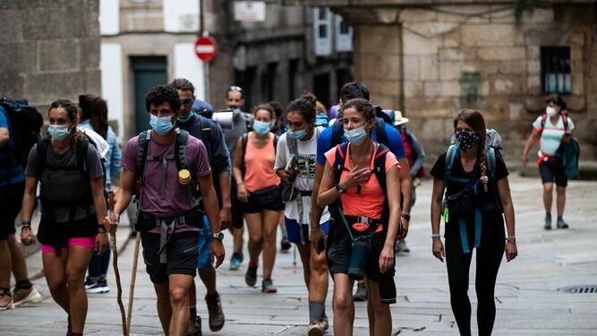Peregrinos con mascarilla llegan a Santiago
