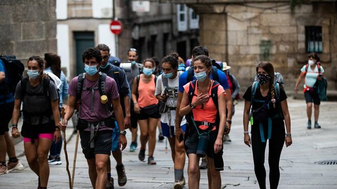 Peregrinos con mascarilla llegan a Santiago