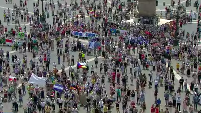 Centenares de fieles en la plaza