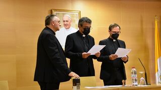 Ignacio López Román, a la derecha, durante la jura de su cargo como vicario general de Almería