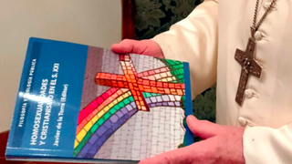 Un libro de un profesor de Comillas, en las manos del Papa