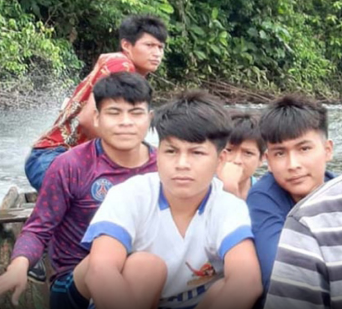 Jóvenes ecuatorianos de la comunidad de Yaupi