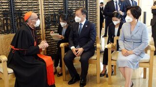 El cardenal Omella con el presidente de Corea y su esposa