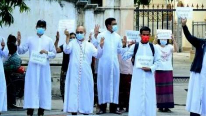 Sacerdotes birmanos protestan tras ser liberados
