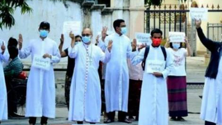 Sacerdotes birmanos protestan tras ser liberados