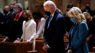 Bideny su mujer en misa