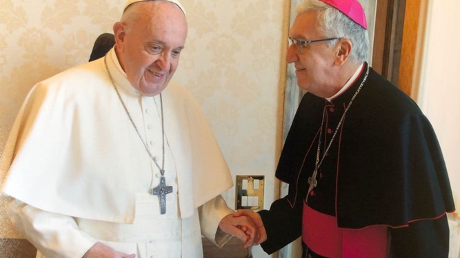 Francisco recibe a Monseñor Carlos Castillo