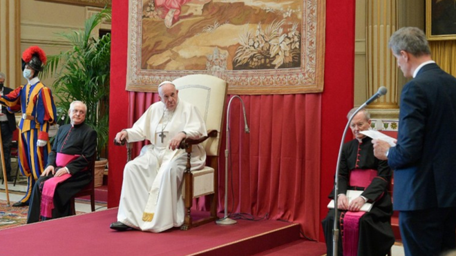 El Papa, a los diáconos permanentes