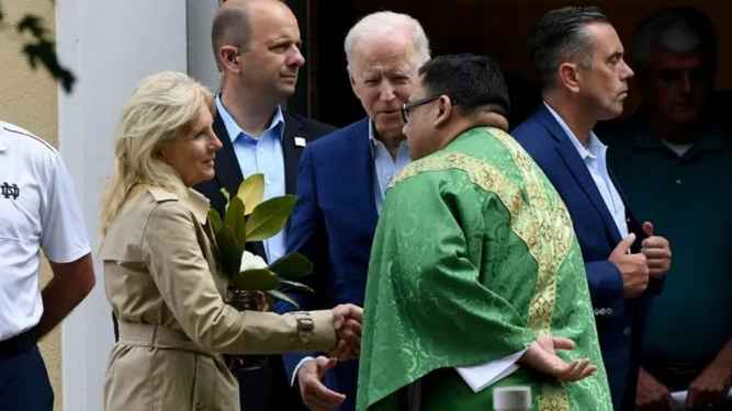 Joe Biden y su esposa, Jill, en la iglesia