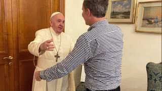 Francisco srecibe a Juan Carlos Cruz, víctima de Karadima