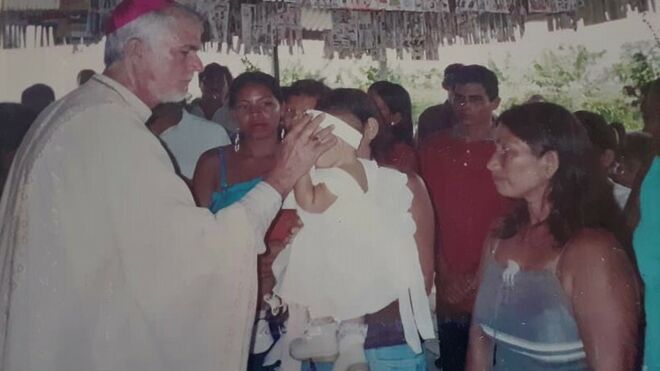 Mons. Alcimar bautizando en una comunidad indígena
