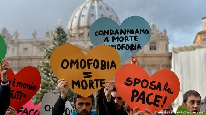 El Vaticano cree que la ley contra la homofobia y transfobia italiano "podría violar el Concordato"
