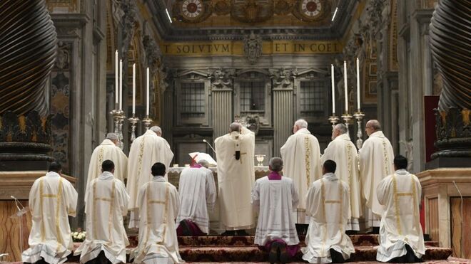 El Vaticano recuerda a los curas que la misas en San Pedro "no son privadas"