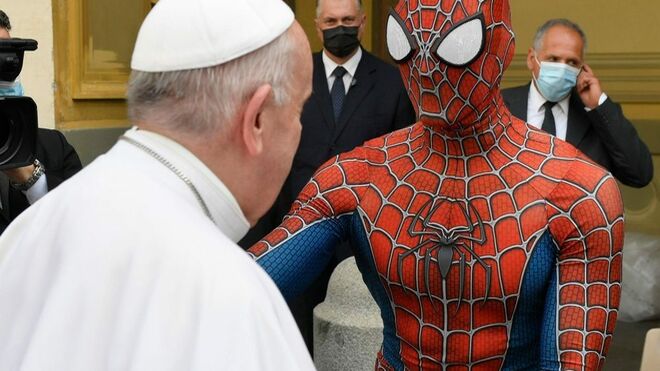 El Papa, con Spiderman: del cómic a los niños enfermos
