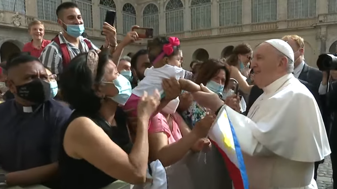 El Papa saluda a una niña