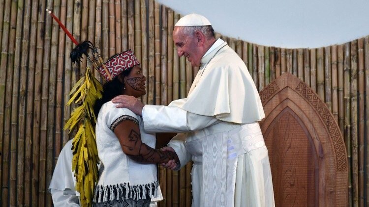 Papa Francisco con mujer indígena