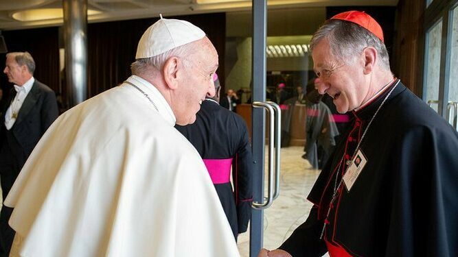 Cupich saluda al Papa Francisco