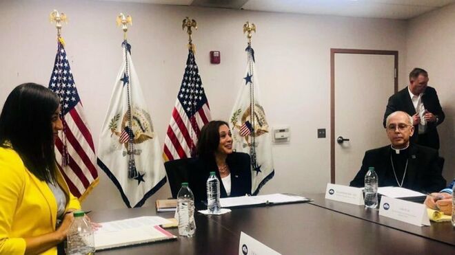 El obispo de El Paso 'bendice' a Kamala Harris y al trabajo de la Administración Biden con migrantes y refugiados