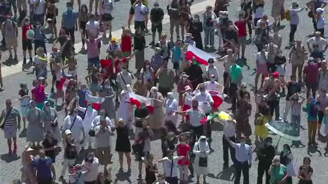 Muchos fieles en el Angelus del Papa