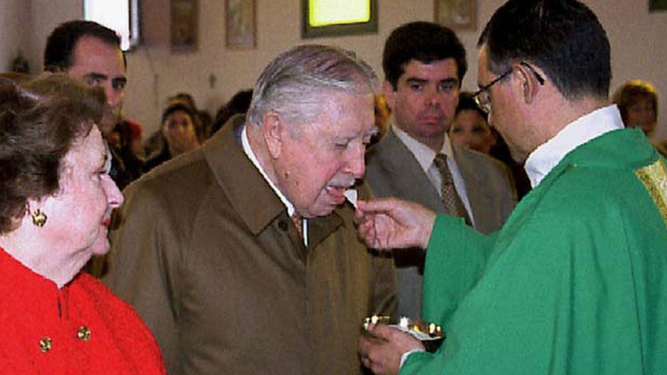 Pinochet, comulgando