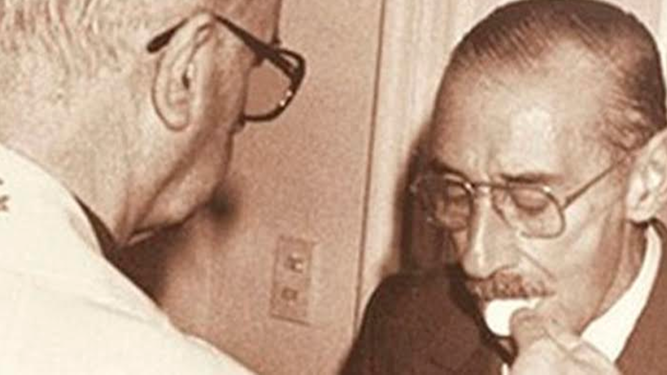 Videla, comulgando