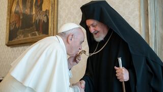 El Papa besa la cruz del patriarca Emmanuel