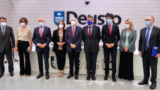 Autoridades junto a Andrés Urrutia