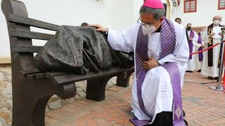 El arzobispo de Bogotá sale a la calle tras recibir el palio