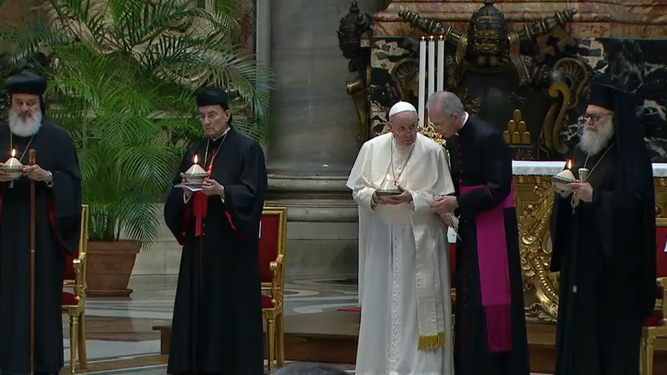 Papa y patriarcas, con las velas
