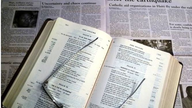 Biblia y periódico