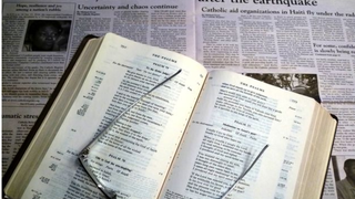 Biblia y periódico