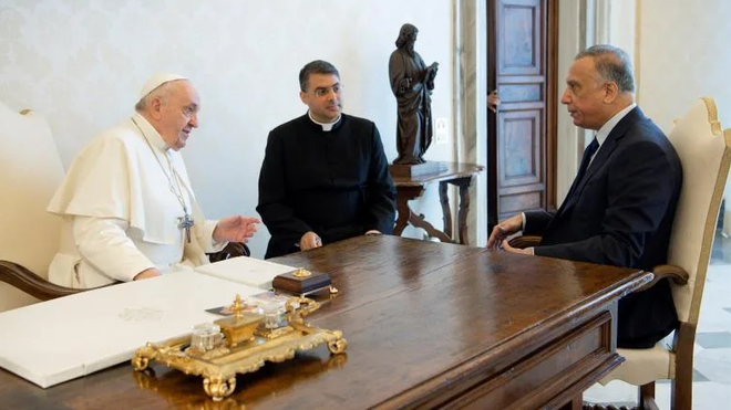 Francisco y Mustafa al Kazemi, primer ministro iraquí