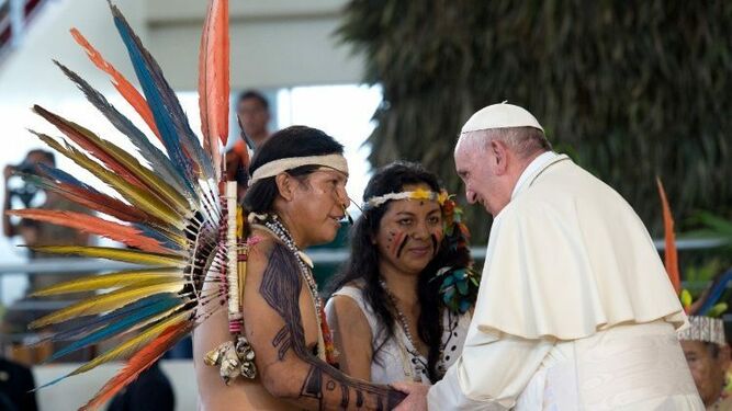 Francisco con los pueblos indígenas de la Amazonia en Puerto Maldonado en 2019.
