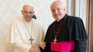 El papa Francisco y Jean-Marc Aveline.