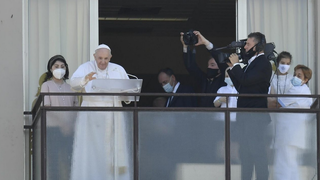 El Papa, en el balcón del Gemelli