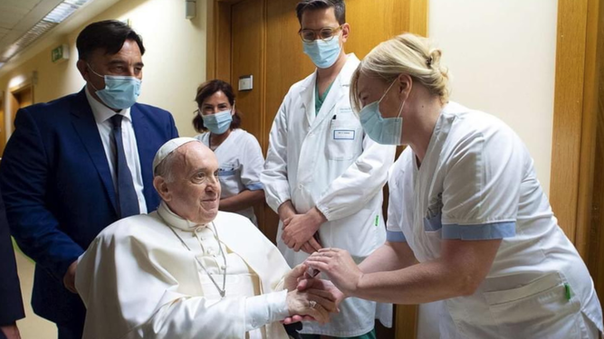 Papa saluda a una enfermera